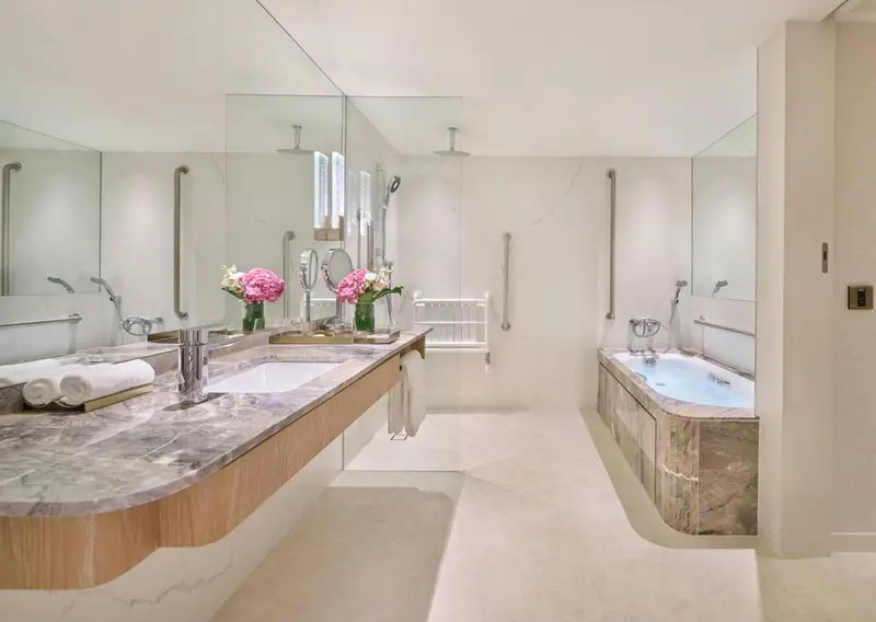 Une salle de bain moderne avec une baignoire et un double lavabo.