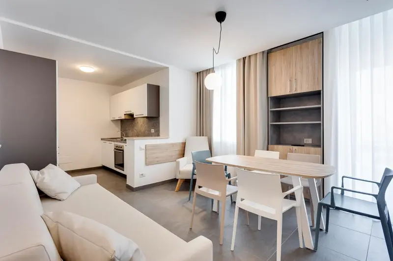 Espace de vie lumineux avec coin repas et cuisine équipée.