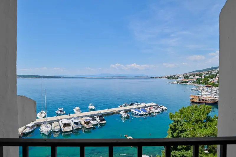 Vue sur un port de plaisance depuis un balcon.