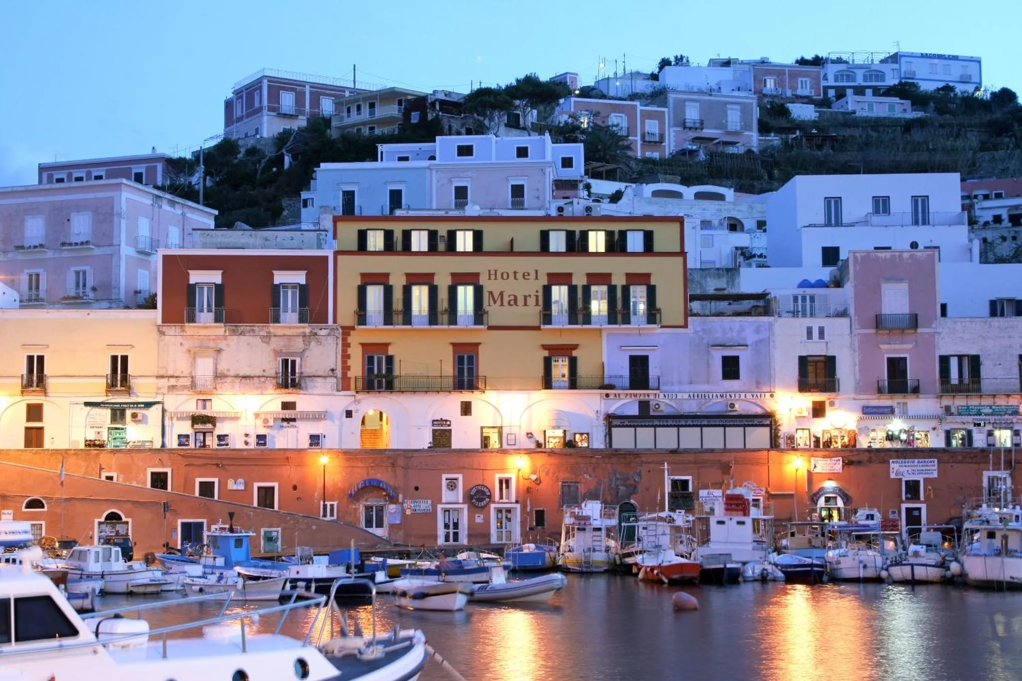 Vue d'un village blanc au bord de l'eau au crépuscule.