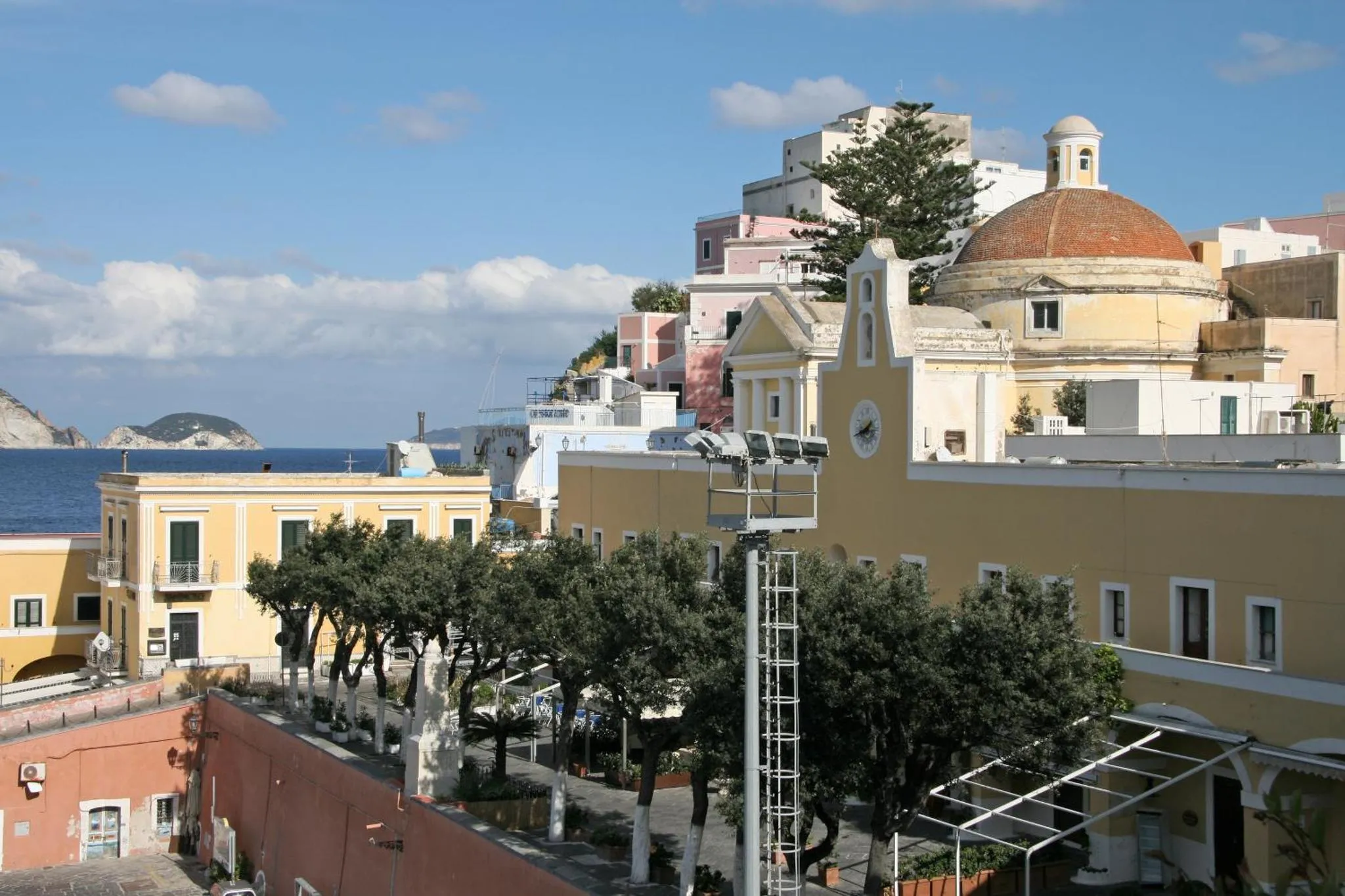 Vue d'ensemble d'un village coloré sur une colline surplombant la mer.