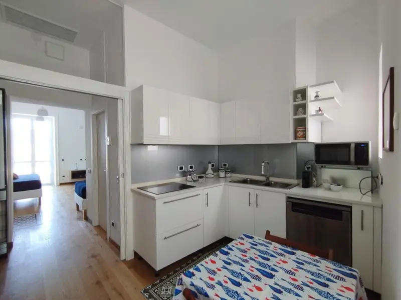 Une cuisine moderne et lumineuse avec un plan de travail et des appareils électroménagers.
