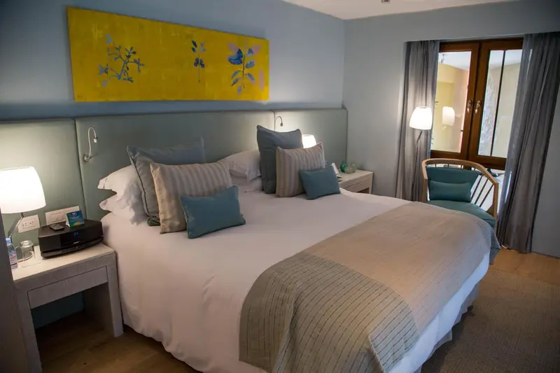 Une chambre lumineuse avec un grand lit et une décoration soignée.