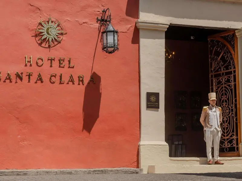 Une entrée d'hôtel colorée avec un homme en uniforme.