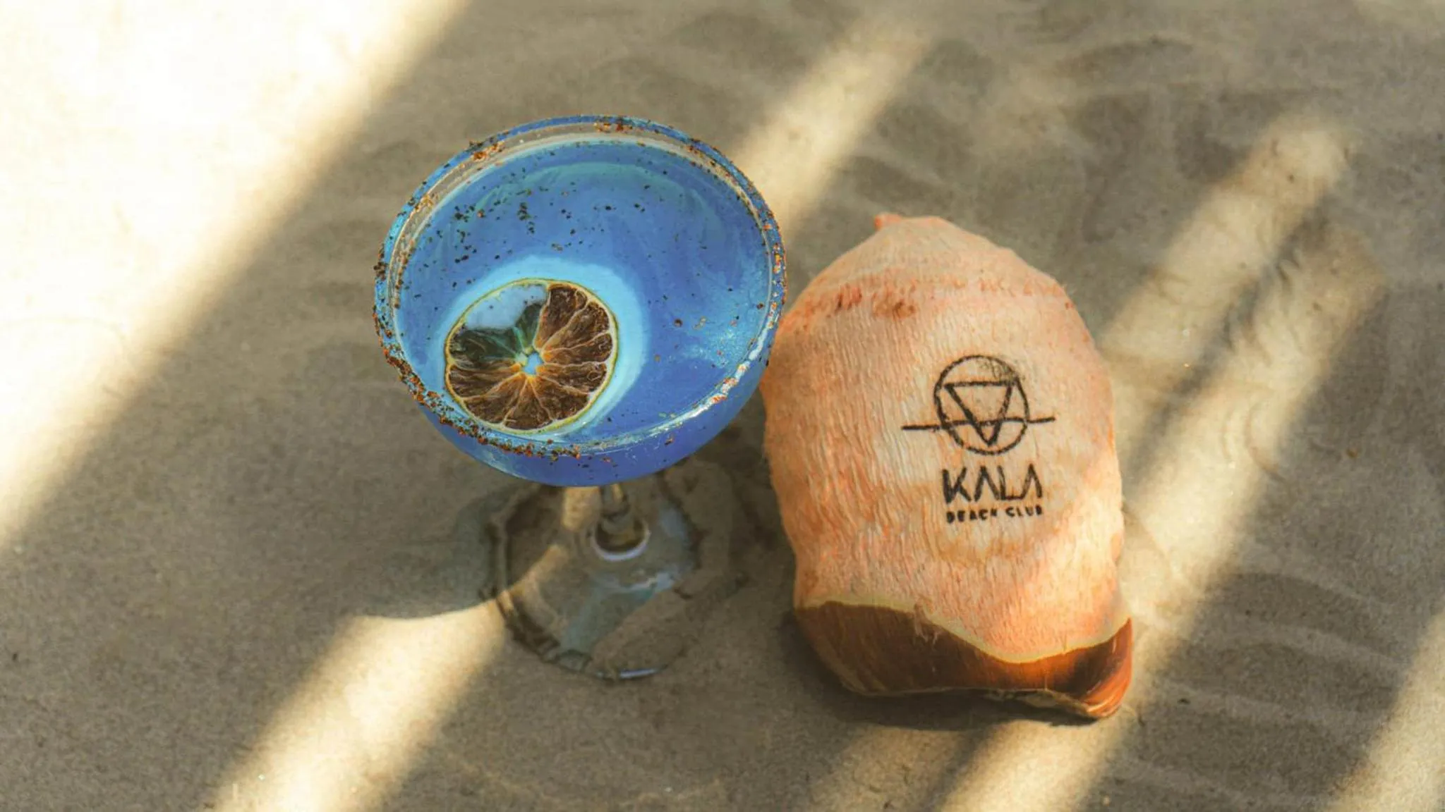 Boissons exotiques sur une plage de sable.