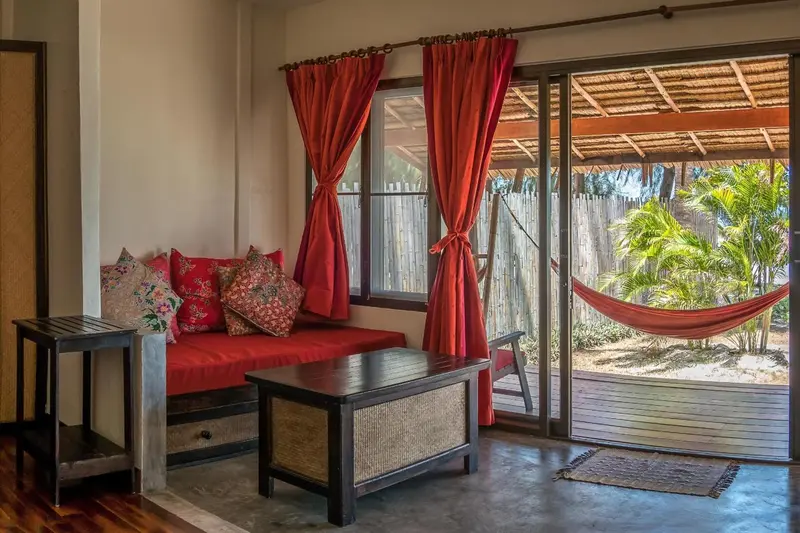 Espace de détente intérieur avec canapés et table basse.