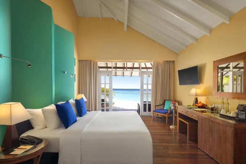 Une chambre lumineuse avec un lit double donnant sur la mer.