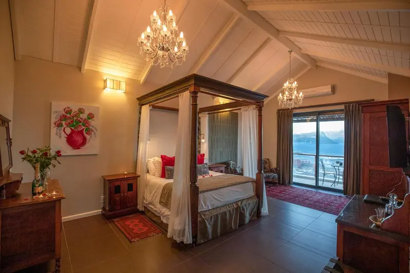 Une chambre spacieuse avec un lit à baldaquin et une vue sur l'extérieur.