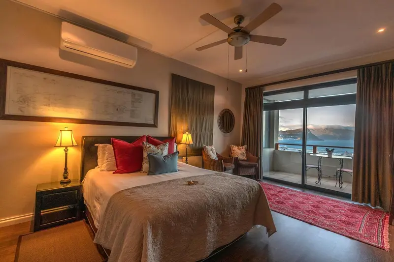 Une chambre lumineuse avec un grand lit et un accès à une terrasse.