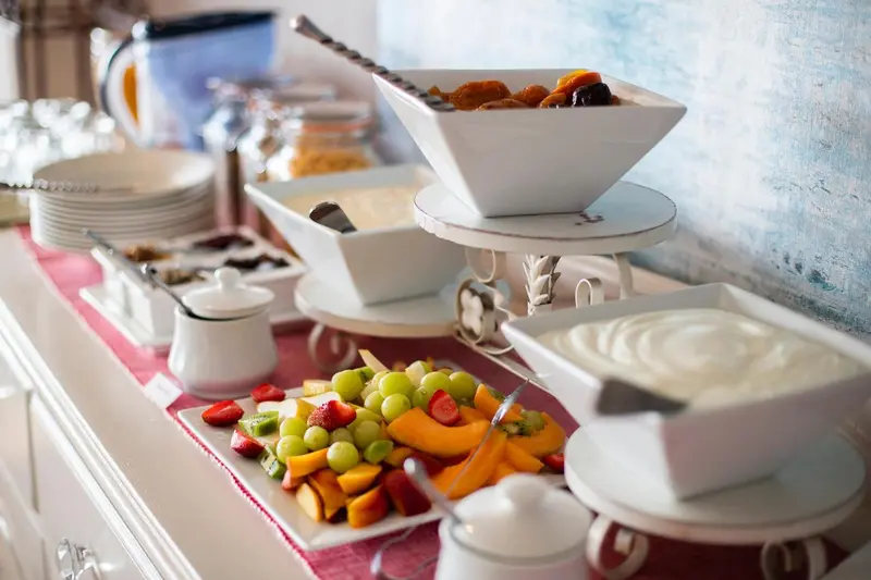 Présentation de fruits frais et de céréales sur un buffet.