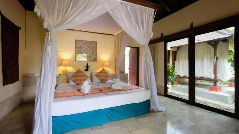 Une chambre lumineuse avec un lit à baldaquin et une décoration florale.