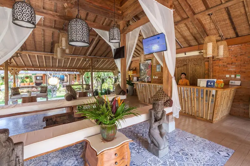 Un espace d'accueil en bois avec un comptoir et des sièges confortables.