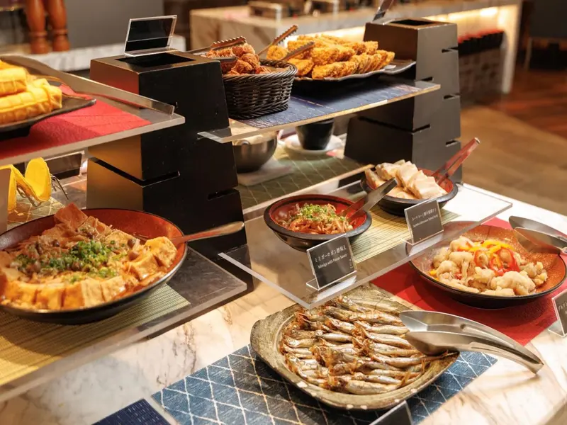 Présentation de plats variés sur un buffet appétissant.