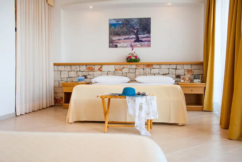 Une chambre lumineuse avec un grand lit et une décoration sobre.