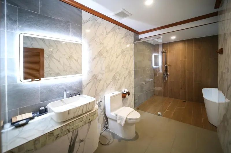 Une salle de bain moderne avec douche à l'italienne et baignoire.