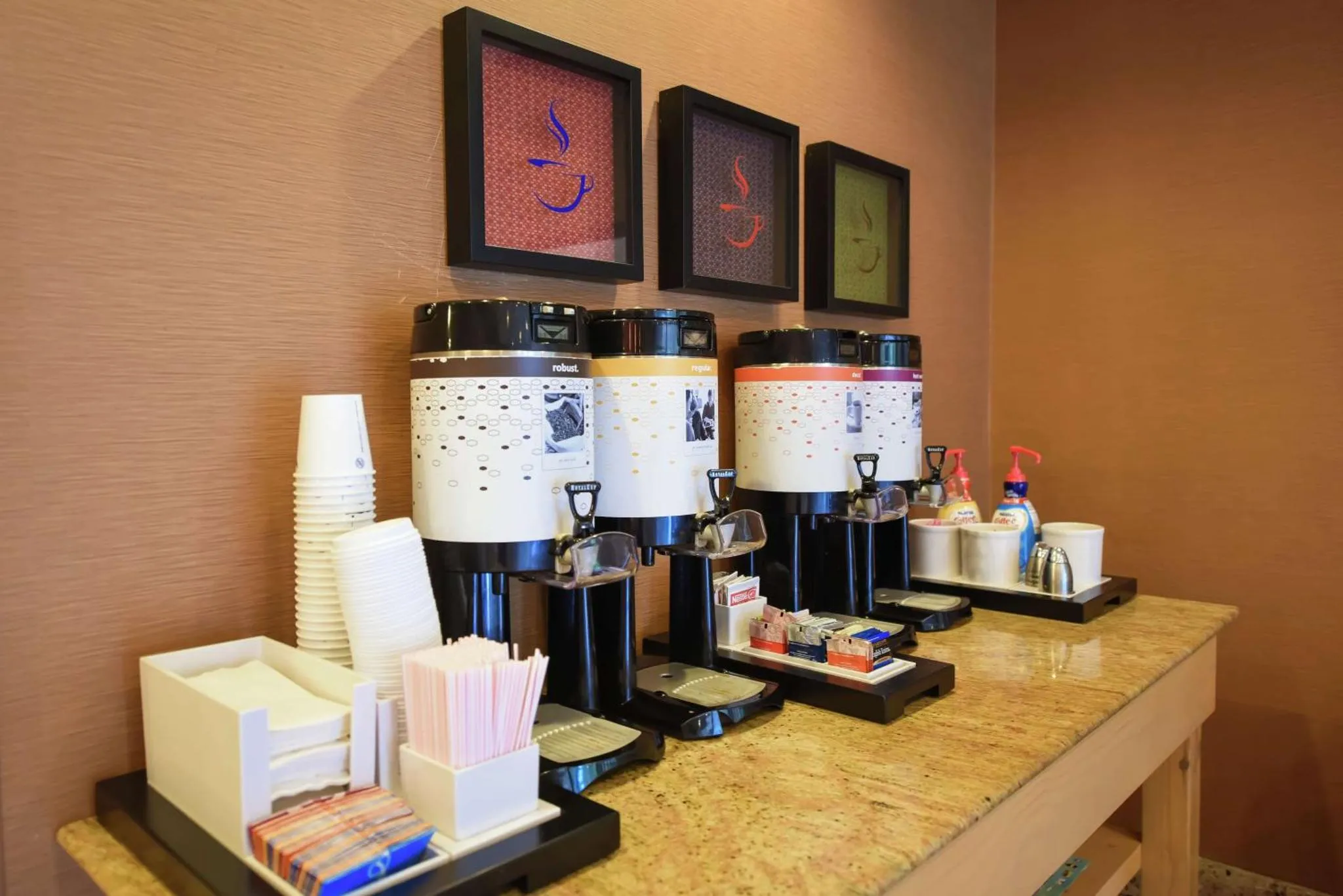 Un comptoir propose des boissons chaudes et des accessoires.