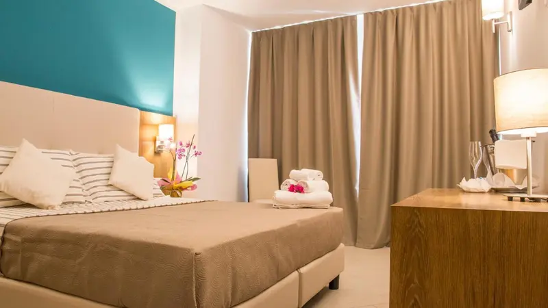 Une chambre lumineuse avec un grand lit et une décoration florale.
