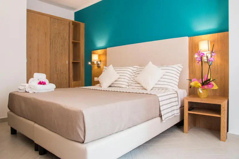 Une chambre lumineuse avec un grand lit et une décoration florale.