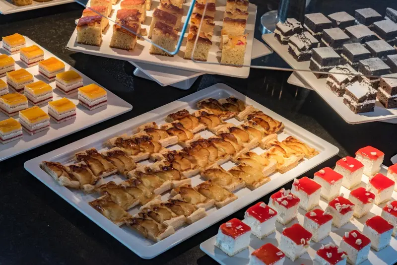Présentation de pâtisseries variées sur un buffet.
