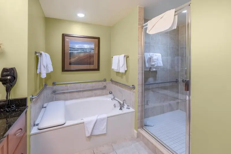 Une salle de bain lumineuse avec baignoire et douche à l'italienne.