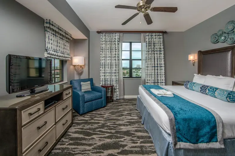 Chambre spacieuse avec un lit king-size et un coin salon confortable.