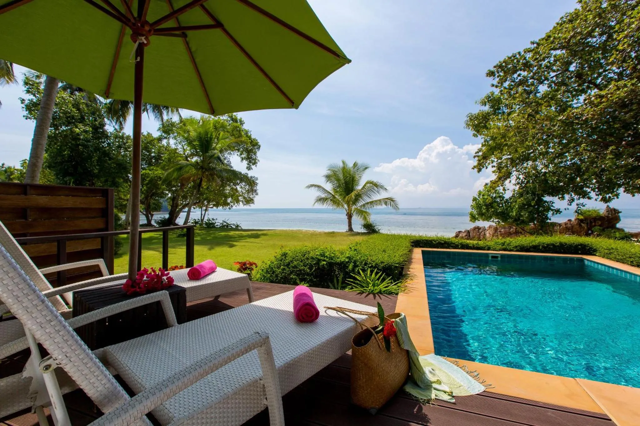 Terrasse avec transats et piscine privée donnant sur la mer.