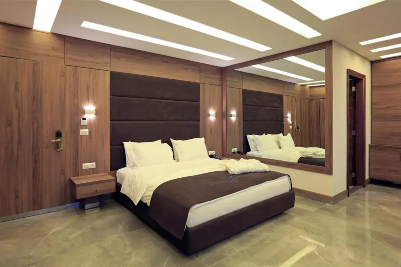 Une chambre moderne avec un grand lit et des miroirs.