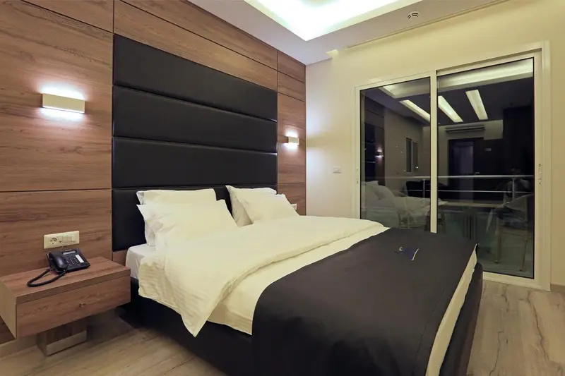 Une chambre moderne avec un grand lit et un accès à une terrasse.