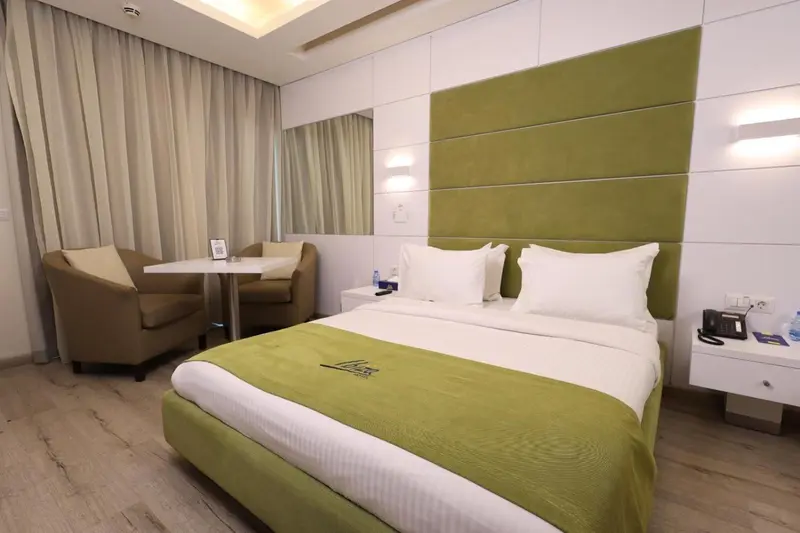 Une chambre d'hotel avec un lit et un coin salon.