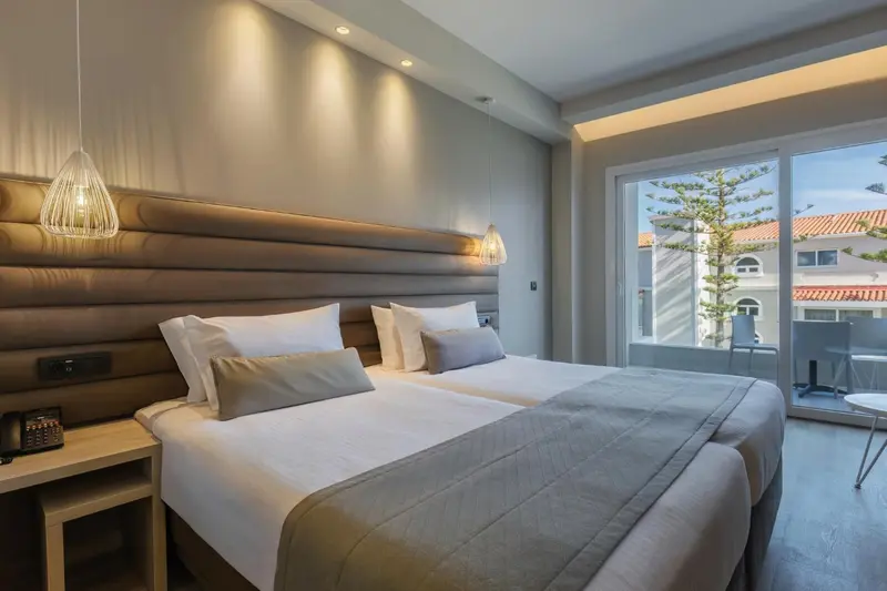 Une chambre moderne avec un grand lit et une vue sur l'extérieur.