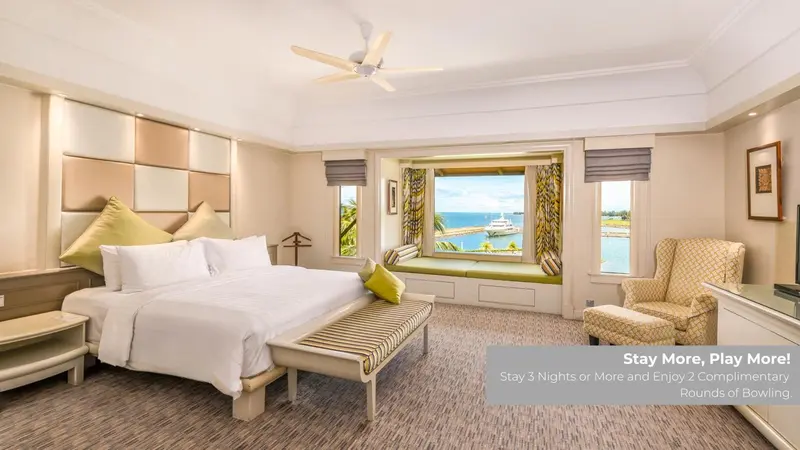 Une chambre lumineuse avec un grand lit et une vue sur la mer.