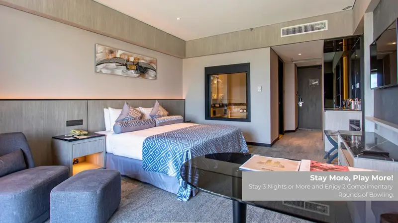 Une chambre d'hotel moderne avec un grand lit et un espace de détente.