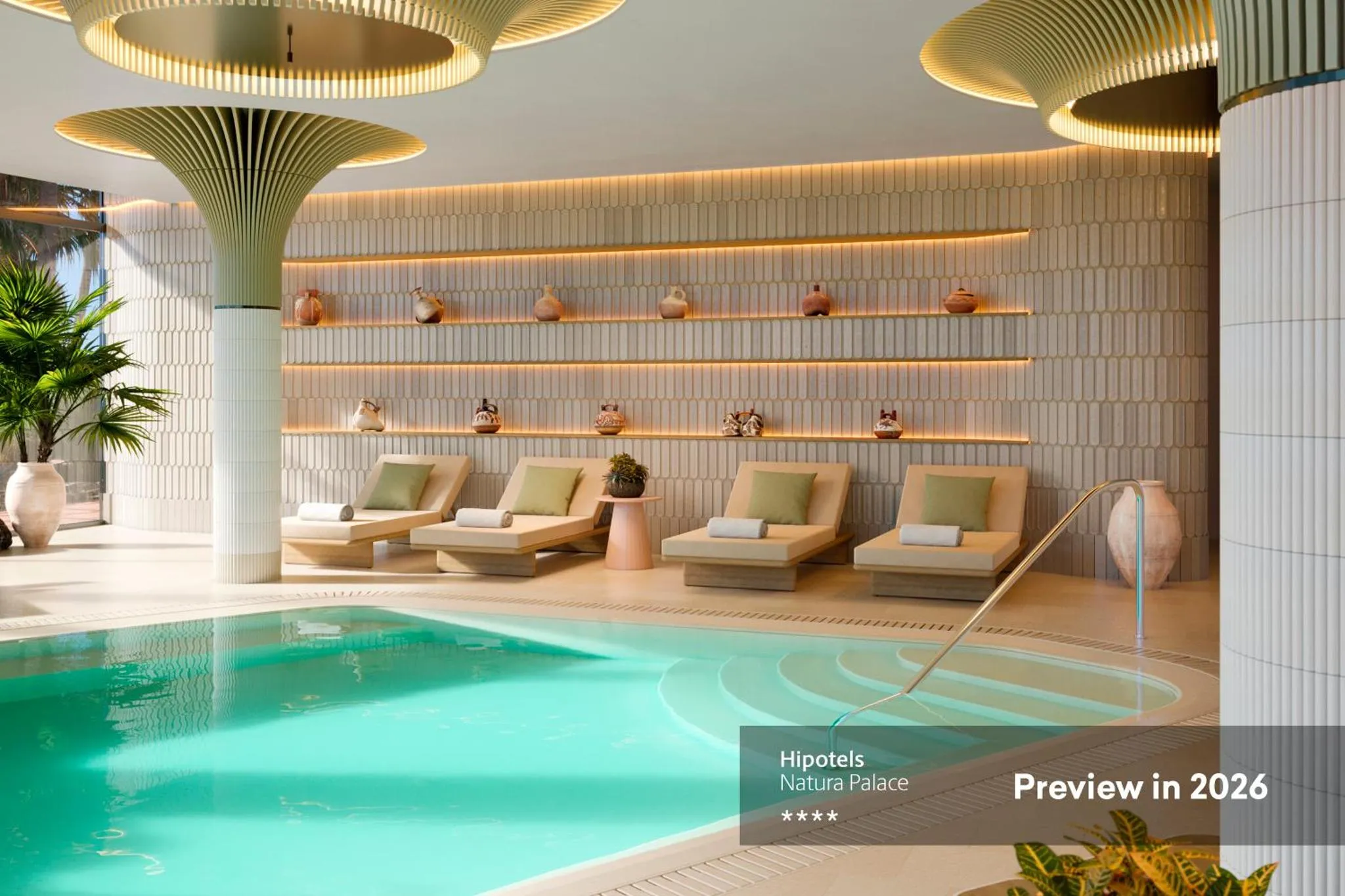 Espace de détente intérieur avec chaises longues et piscine turquoise.