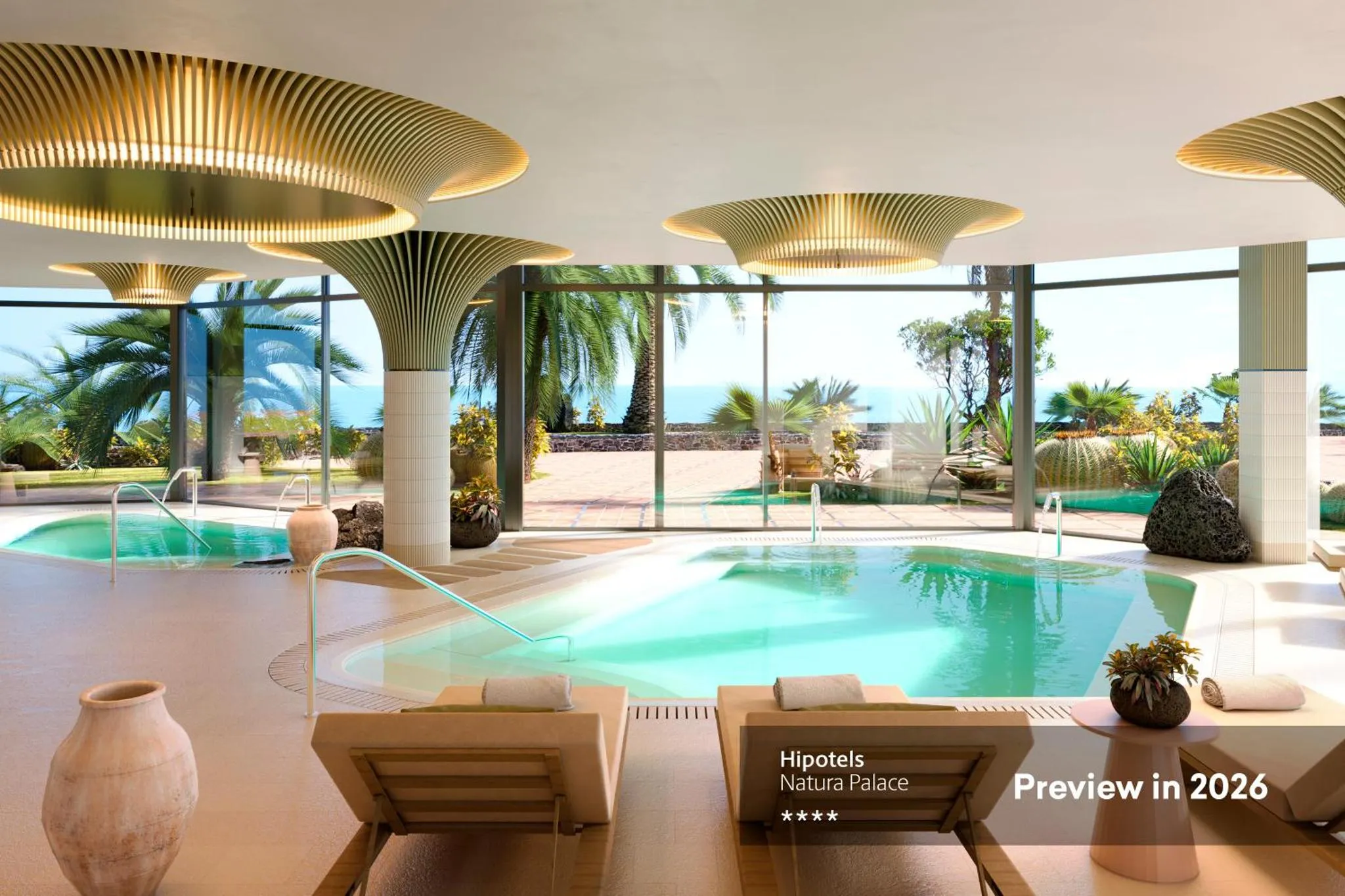 Une piscine interieure lumineuse avec des transats et une vue sur la vegetation.