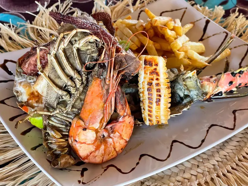 Assiette généreuse de fruits de mer grillés et d'accompagnements.