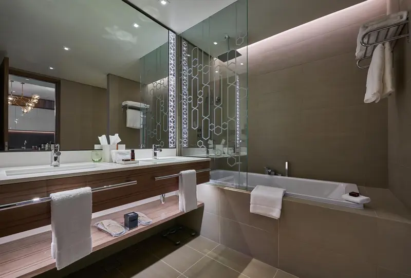 Une salle de bain moderne avec une baignoire et un double vasque.