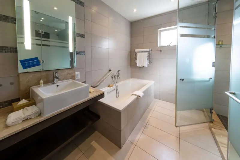 Une salle de bain moderne avec baignoire et douche à l'italienne.
