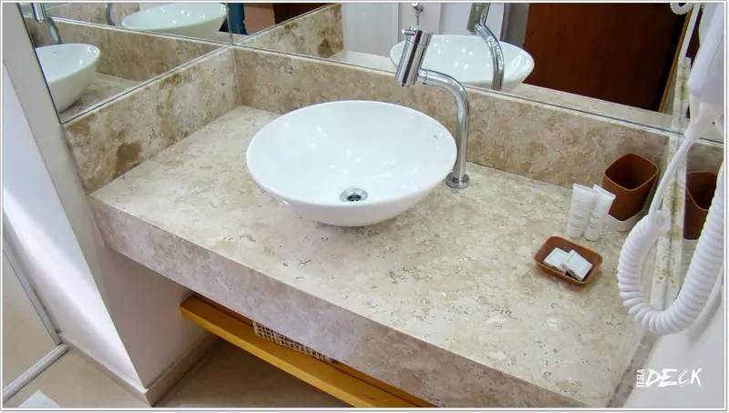 Vasques et robinetterie dans une salle de bain claire.