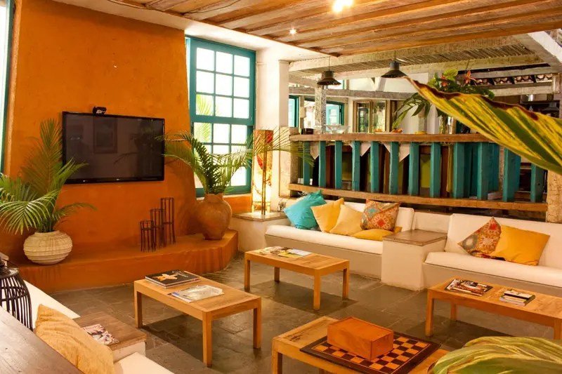 Espace de détente intérieur avec canapés et tables basses.
