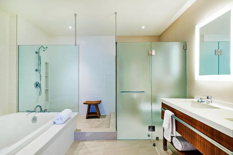 Une salle de bain moderne avec une baignoire et une douche à l'italienne.