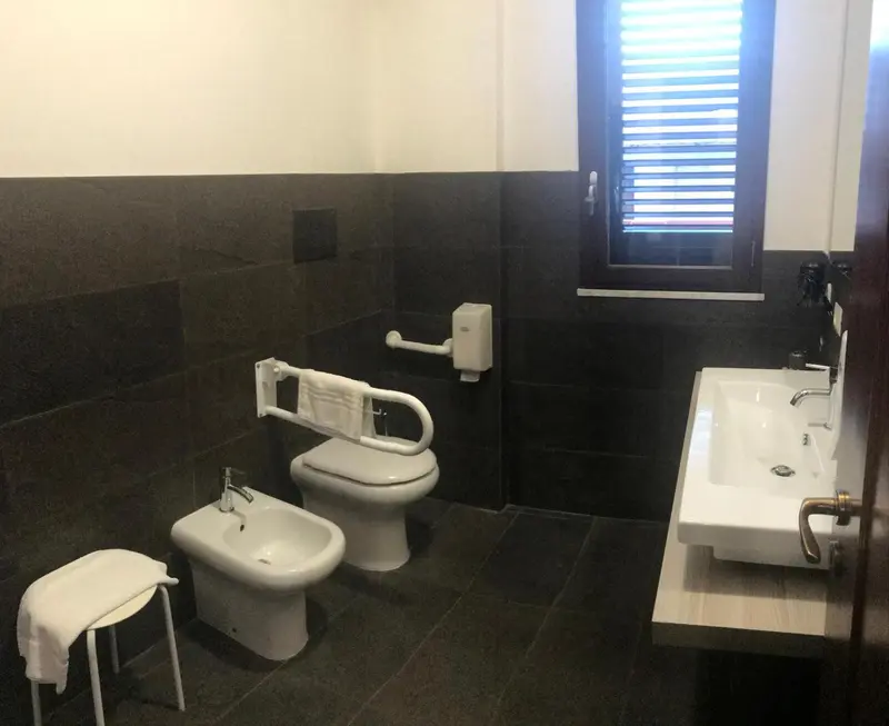 Une salle de bain moderne avec douche à l'italienne et lavabo.