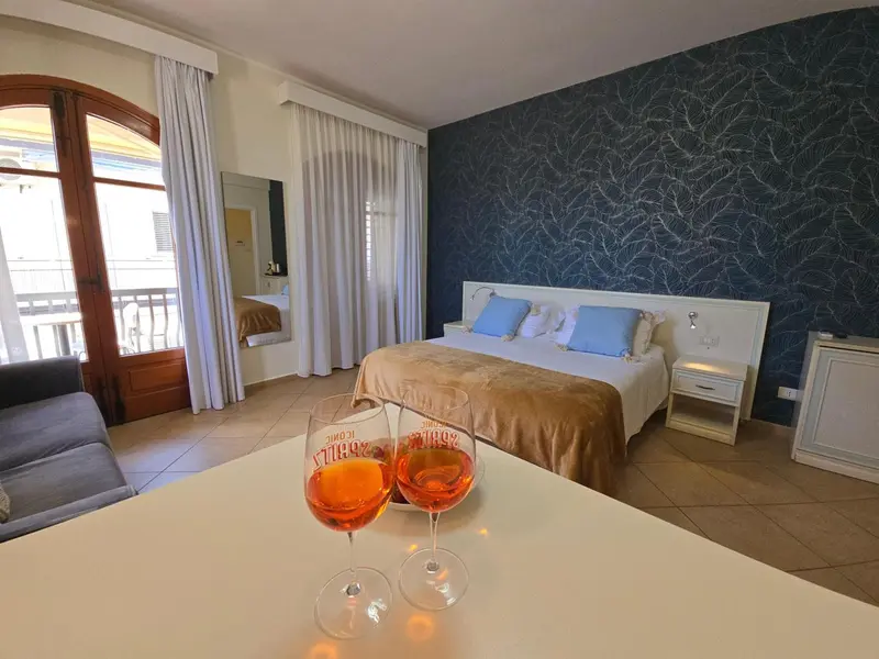 Une chambre lumineuse avec un lit double et une table basse.