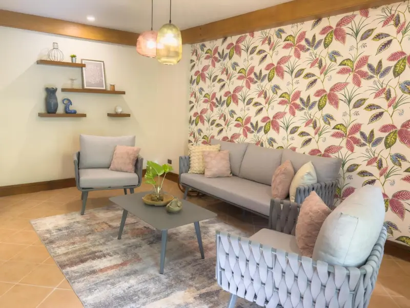 Un salon clair avec canapés et fauteuils confortables.