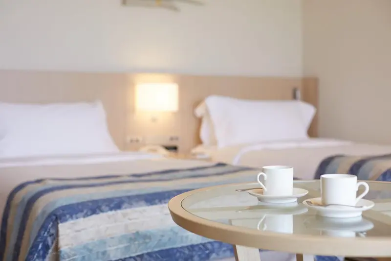 Une chambre d'hôtel avec un lit et une table basse.