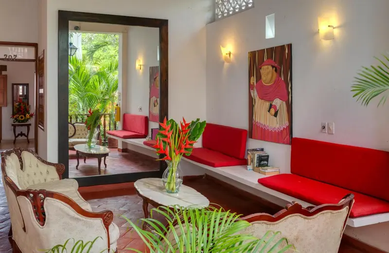 Espace de détente intérieur avec canapés et décoration florale.