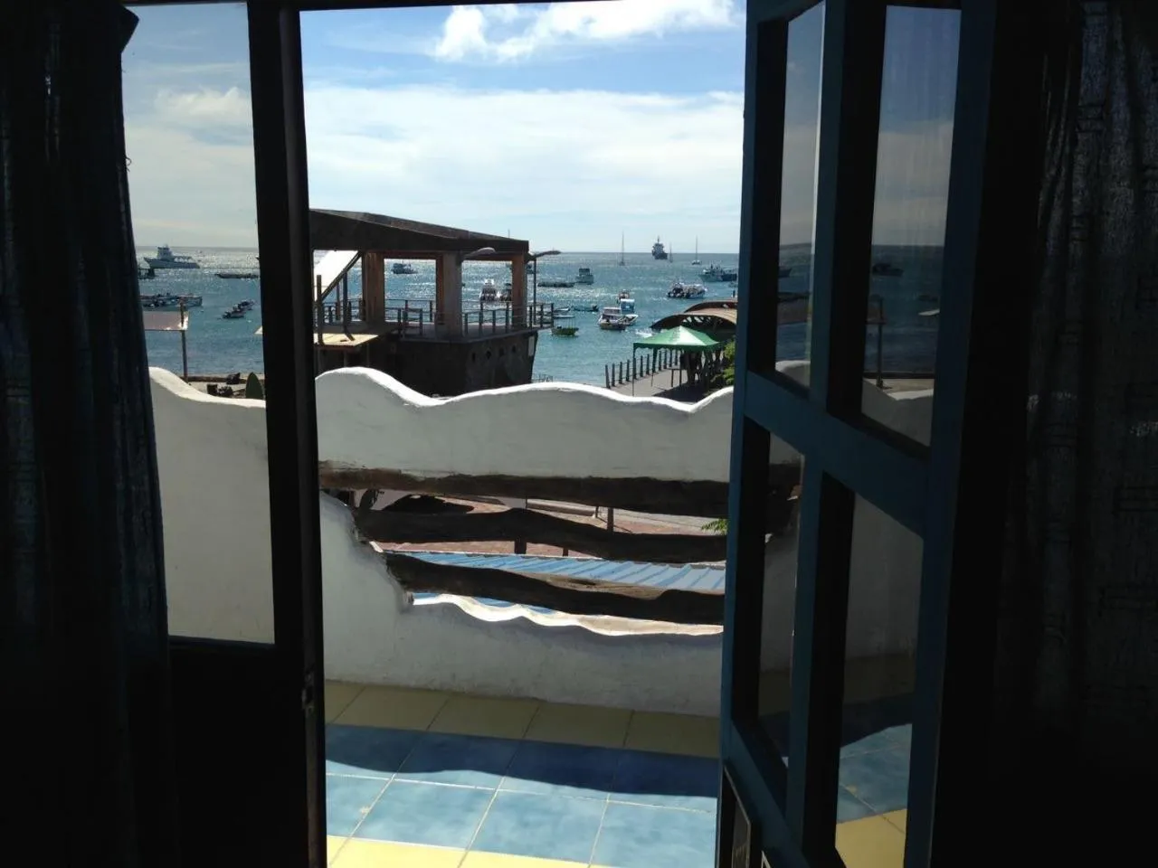 Vue sur la mer depuis une ouverture ombragée.