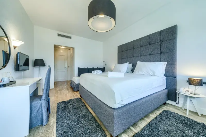 Une chambre lumineuse avec un grand lit et une décoration moderne.
