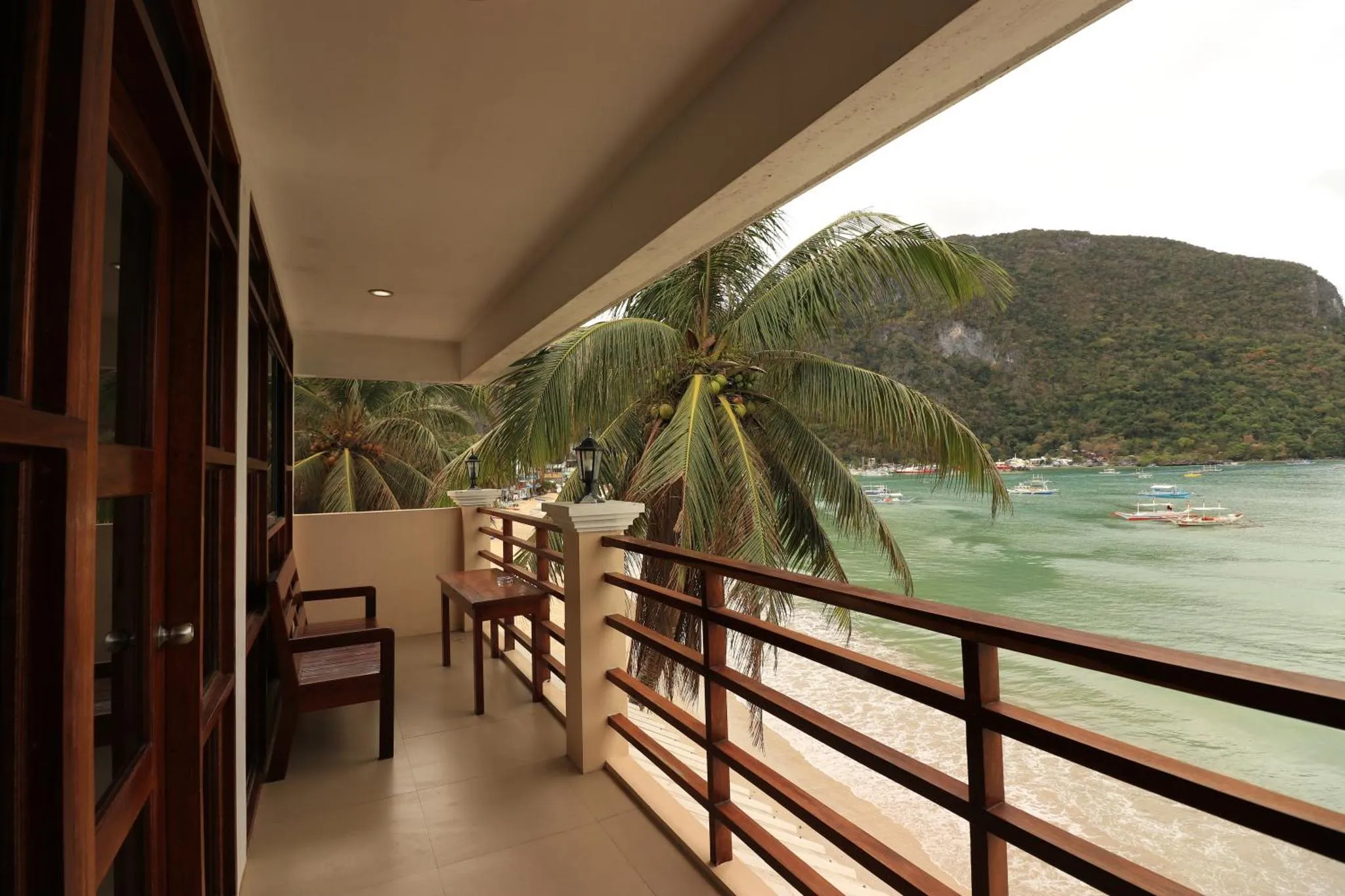Terrasse avec vue sur la mer et la végétation tropicale.