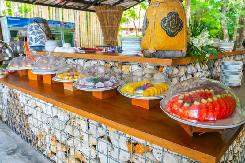 Un buffet propose une variété de fruits frais et de pâtisseries.
