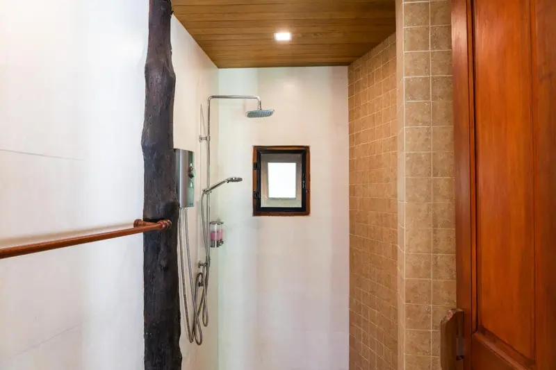 Douche à l'italienne dans une salle de bain carrelée.